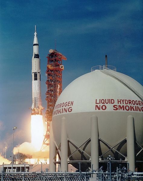 Saturn 5, Apollo Moon Missions, Nasa Wallpaper, Apollo Space Program, Nasa Space Program, Nasa History, Saturn V, Nasa Photos, Apollo Program