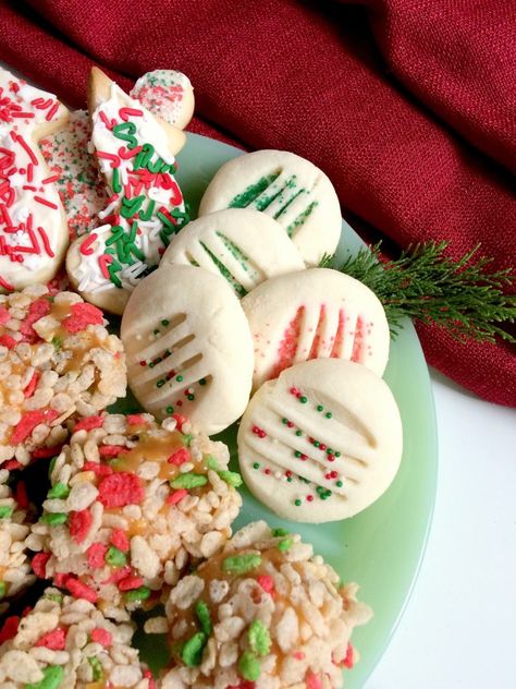 How to Make a Tempting Christmas Cookie Tray (Plus Recipes!) Grandma would be proud!  Here's how to assemble the best collection of holiday baking so that your guests keep coming back for more! #christmasbaking #holidaybaking #holidayrecipes #christmasrecipes Christmas Cookie Tray Ideas, Cookie Tray Ideas, Best Christmas Baking, Cookie Recipes Quick, Shortbread Recipe Easy, Easy Holiday Baking, Christmas Cookie Tray, Christmas App Icons Instagram, Quick Cookies Recipes