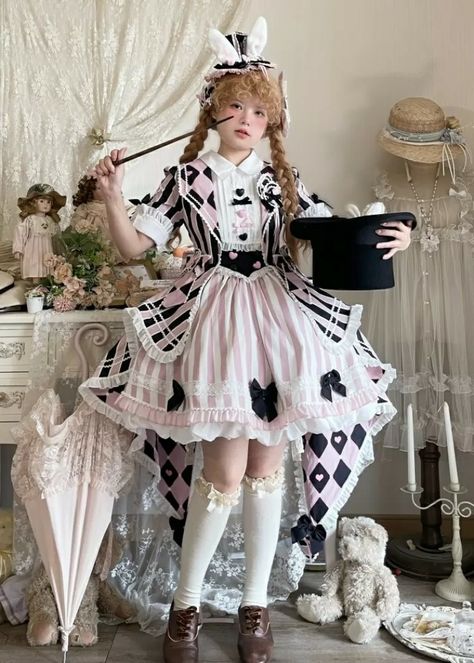 Clown Dress, Circus Dress, Circus Outfits, Tail Dress, Clueless Outfits, Concept Clothing, Theme Dress, Fantasy Clothing, Black And Pink