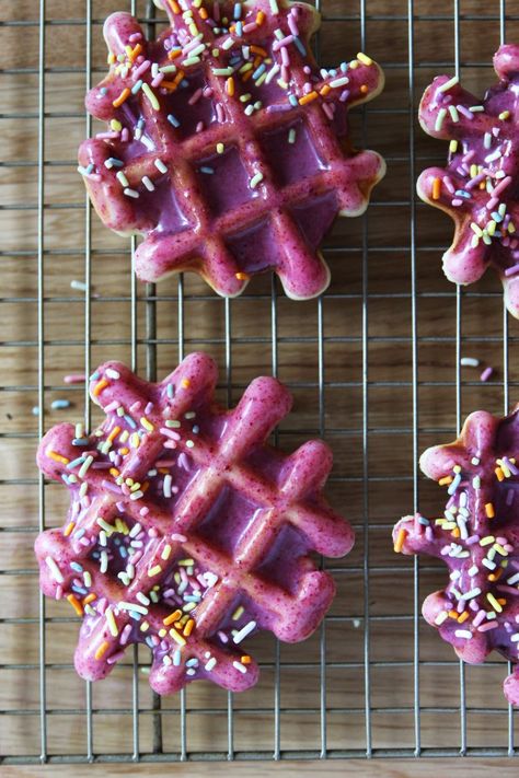 Donut Waffles, Aesthetic Food Recipes, Waffle Party, Waffle Donuts, Tattoo Food, Waffle Pops, Wallpaper Food, Waffle Day, Waffle Iron Recipes