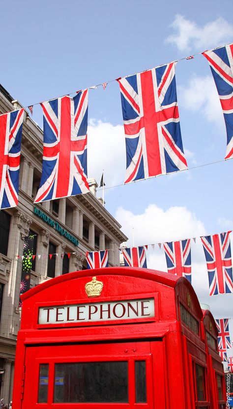 Cabines téléphoniques # London # Londres # England # Angleterre # mimiemontmartre Hotels In Paris, British Things, London Dreams, Paris Hotel, England Flag, London Aesthetic, Phone Box, Holiday Places, Uk Flag