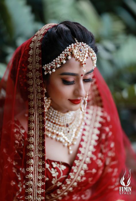 North Indian Bridal Makeup Look, North Indian Bridal Hairstyles, North Indian Bridal Look, North Indian Bride Makeup, North Indian Bride Hairstyle, Red Indian Bride, Bride Red Lehenga, Indian Bride Aesthetic, Red Lehenga Bride