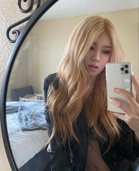 Alissa Shin, Allissa Shin, Jisoo And Rose, Asian Makeup Looks, Pool Poses, Jennie Instagram, Bp Rosé, Girls Cartoon Art