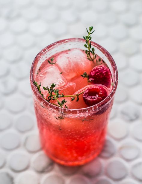 Raspberry Lemonade Mocktail - The Fit Foodie Fit Foodie, Liquid Stevia, Raspberry Lemonade, Lemon Raspberry, Mocktail Recipe, Sparkling Water, Healthy Summer, Summer Cocktails, Fresh Lemon Juice