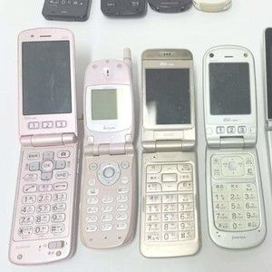 freya 𝜗𝜚 | Spotify Flip Phone 2000s, 60 Aesthetic, Am I Dreaming, Computer Virus, Phone Case By Types, Image Swag, Phone Cards, Phone Art, Flip Phone