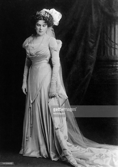 Beatrice O'Brien, wife of Guglielmo Marconi, wearing a ceremonial dress on the day of his presentation at court. 1900 Victorian People, Edwardian Photographs, Edwardian Gowns, 1900s Fashion, 1910s Fashion, Edwardian Dress, Photo Vintage, Old Fashion, Edwardian Fashion