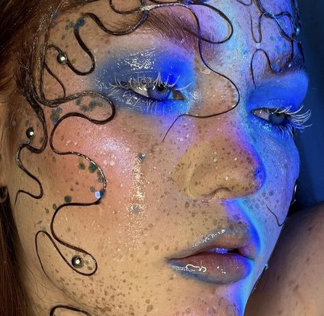 Sea Inspired Makeup, Siren Make Up, Water Fairy Makeup, Water Makeup Look, Water Inspired Makeup, Siren Makeup Mermaid, Dark Mermaid Makeup, Octopus Makeup, Wet Look Makeup