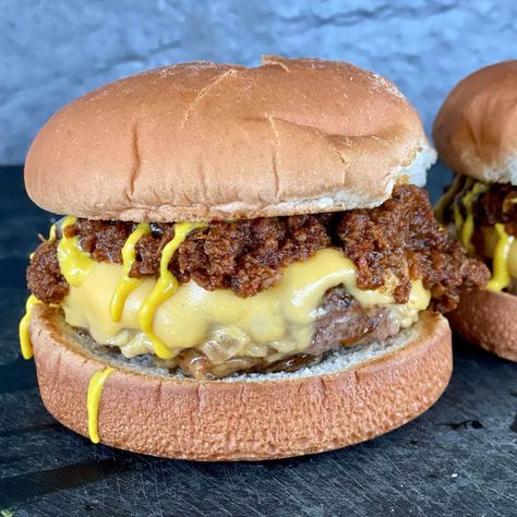 Griddle Chili Cheeseburger with Homemade Chili Sauce Griddle Burgers, Chili Burgers Recipe, Chili Starter, Homemade Chili Sauce, Easy Homemade Chili, Homemade Chili Seasoning, Chili Cheese Burger, Smoked Chuck Roast, Chili Burger