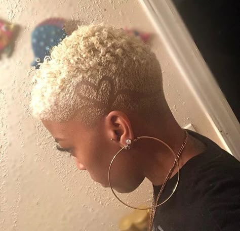 𝐏𝐈𝐍: @𝐉 𝐔 𝐈 𝐂 𝐄 𝐆 𝐘 𝐀 𝐋 𝐋 💋🌸🍭 Twa Haircuts Shaved Sides, Short Natural Tapered Haircuts For Women, Taper Fade Black Women, Low Cut Hair Black Women, Bald Baddie, Stacked Haircut, Short Natural Haircuts, Short Hair Designs, Short Shaved Hairstyles