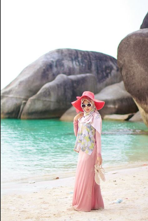 Summer Outfits Hijab Beach, Maldives Photography Ideas, Hijab Beach Outfit, Maldives Photography, Hijab Beach, Beach Dresses For Women, Hijab Summer, Photo Summer, Muslim Women Fashion