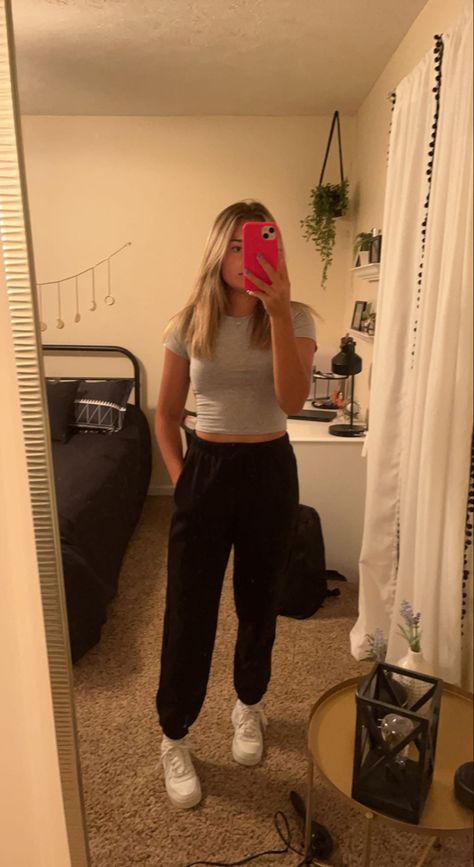 Basic Outfits For School Sweatpants, Lululemon Outfit Sweatpants, Outfits W Black Sweatpants, Cute Outfits Black Sweatpants, Spring Outfits With Black Leggings, School Outfits Cute Comfy, Black Sweats Outfit For School, Cute Everyday Outfits Spring, Cute Black Sweatpants Outfit