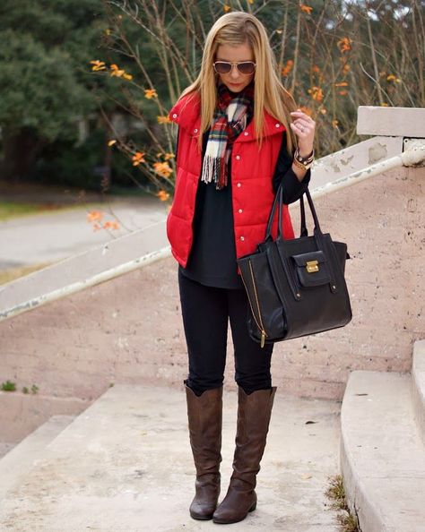 40 Cool Outfit Ideas with Puffy Vest Red Vest Outfit, Puffy Vest Outfit, Red Outfits For Women, Vest Outfits For Women, Red Puffer Vest, Red Puffer, Prep Style, Red Vest, Puffy Vest