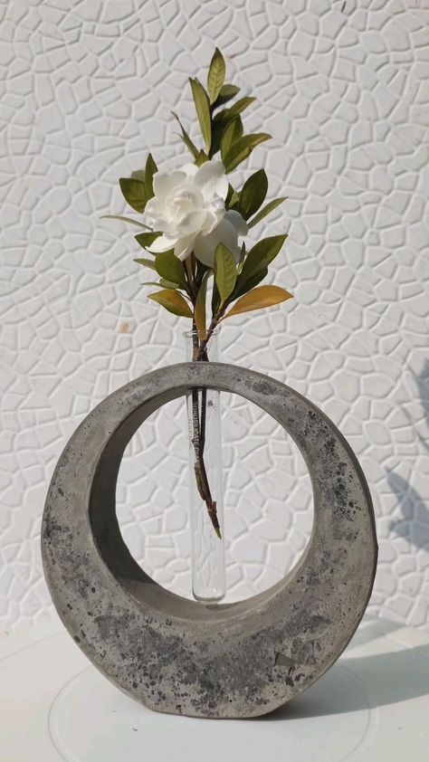 Paper Flower Pot, Diy Flower Pot, Cement Diy, Concrete Diy Projects, Paper Peonies, Diy Plant Hanger, Garden Crafts Diy, Art Decor Diy, Concrete Crafts