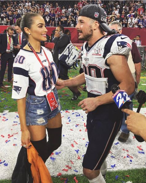 Olivia Culpo and Danny Amendola // GOALS Nfl Outfit Ideas Woman, Mma Outfit, Kansas City Nfl, Nfl Wives, Super Bowl Outfit, Nfl Football Helmets, Danny Amendola, Football Jersey Outfit, Nfl Memes