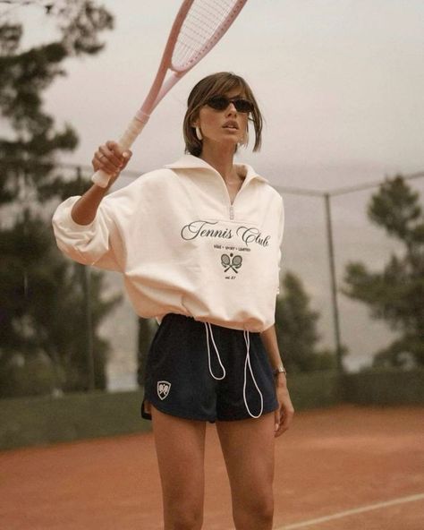 Gym Sweater Outfit, Tennis Woman Outfit, Tenis Aesthetic Outfit, Tennis Clothes Aesthetic, Tennis Wear Women, Sport And Rich Aesthetic, Vintage Sport Aesthetic, Tennis Core Outfits, Tennis Winter Outfit