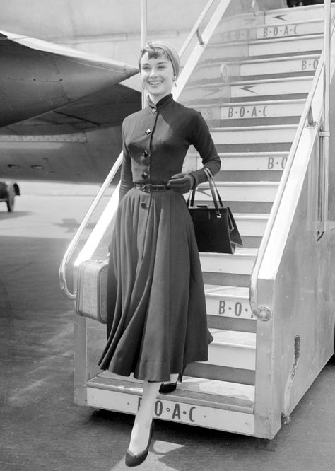 Audrey Hepburn Style: These Audrey Hepburn Style Moments Are Simply Timeless | Glamour Audrey Hepburn Style Outfits, Fashion By Decade, Audrey Hepburn Outfit, London Airport, Vintage Outfits Classy, Cooler Style, Lady Like, Audrey Hepburn Style, Estilo Hippie