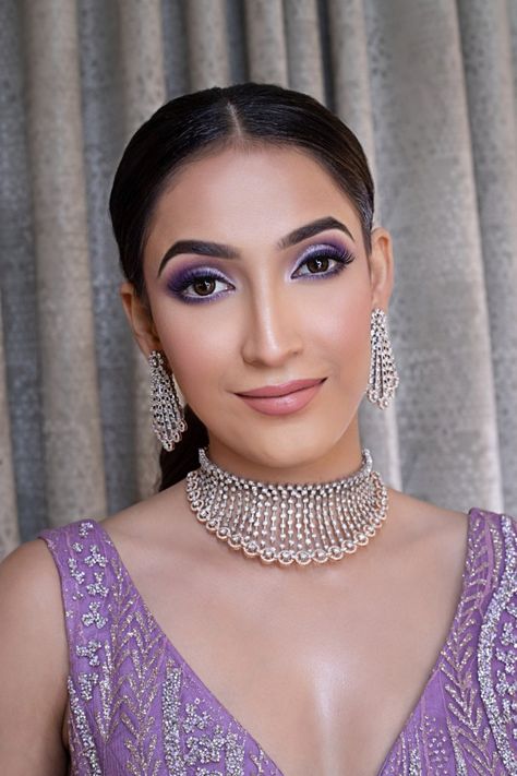 Makeup On Lilac Dress, Green And Purple Indian Outfit, Purple Outfit Makeup Indian, Purple Bridal Eye Makeup, Purple Makeup Looks Indian, Makeup For Lavender Outfit, Lilac Color Saree, Lavender Lehenga Makeup Look, Makeup With Lilac Outfit