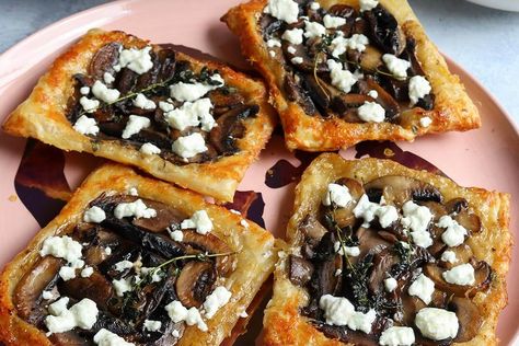 Mushroom Tarts, Flat Mushrooms, Upside Down Pizza, Puff Pastry Tarts, Mushroom Recipes Vegan, Mushroom Filling, Mushroom Tart, Butter Puff Pastry, Puff Pastry Tart