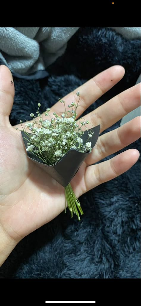 Tambien lo hice yo <3 Detalles Aesthetic, Mini Ramos, Diy Gift Set, Paper Bouquet, Cute Couple Gifts, Pinterest Diy Crafts, Flowers Bouquet Gift, Flower Therapy, Easy Diy Art