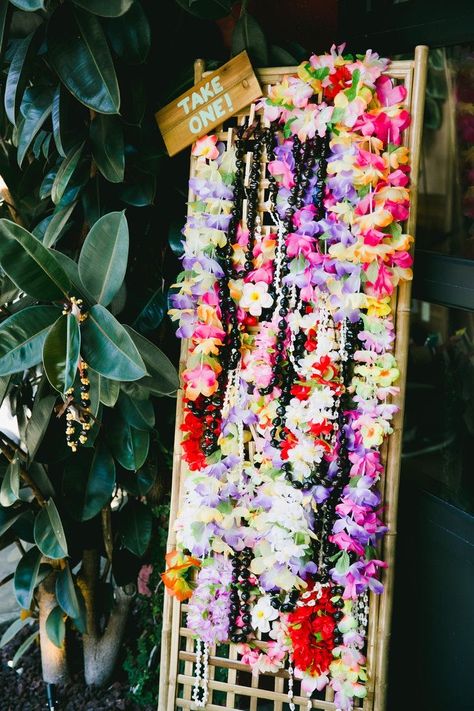 Tropisk Fest, Tiki Wedding, Wedding Lei, Hawaiian Party Theme, Tropical Birthday Party, Luau Party Decorations, Aloha Party, Hawaiian Party Decorations, Luau Theme Party