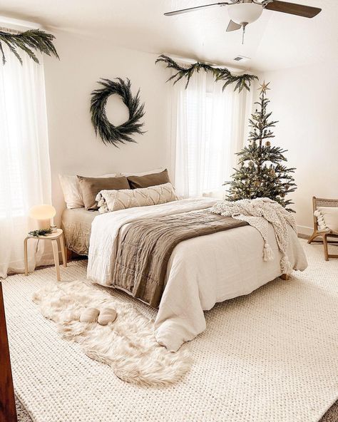 Holiday Rugs: How to Add Seasonal Cheer to Your Home with Rugs! Masculine Bedroom Decor, Modern Coastal Bedroom, Simple Bed Designs, Holiday Bedroom, Masculine Bedroom, Texas House, Simple Bed, Romantic Bedroom, Christmas Bedroom