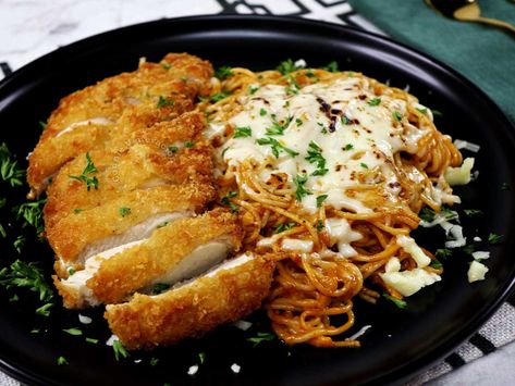 Fried chicken and spaghetti Fried Chicken And Pasta, Chicken Katsu Sauce, Japanese Katsu, Chicken And Spaghetti, Fried Pasta, Chicken Fillets, Chicken Pasta Dishes, Breaded Chicken Cutlets, Chicken And Pasta