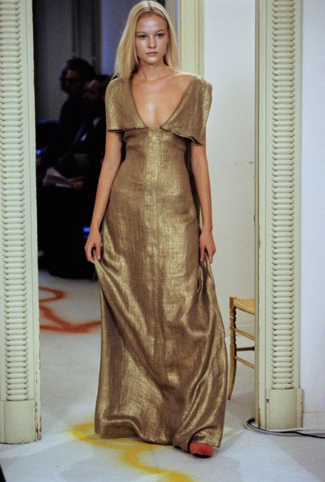 Fendi Spring 1999 Ready-to-Wear Fashion Show | Vogue Rachel Green Long Dress, Fendi 90s, 90s Vogue, Wedding Guest Dress Inspiration, Fendi Runway, Fendi Couture, Model Runway, Show Collection, 90's Fashion