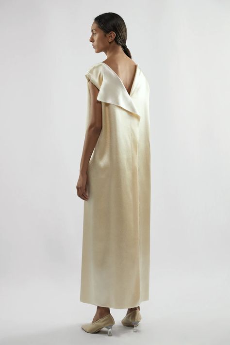 The Row Resort 2020 - Shop by Look for Women | TheRow.com Architectural Clothing, Abaya Designs Latest, Resort 2020, Arab Fashion, Mom Style, Apparel Design, Simple Dresses, Modest Fashion, Classy Outfits