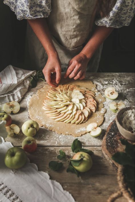 Apple Pie Aesthetic, Christmas Apple Pie, Pie Aesthetic, Sweden Aesthetic, Edible Flowers Cake, Tea Party Cake, Fairy Cakes, Christmas Lunch, Sweet Escape