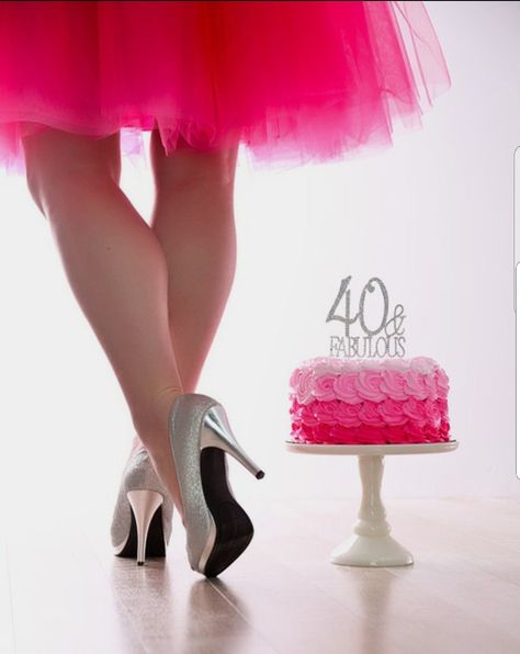 Que hermoso es esto, así como para celebrar a la vida y que se cumplan los mejores deseos de alguien que aprecias mucho. Felicidades 😙 40th Birthday Themes, Looking For Love Quotes, Adult Cake Smash, 40th Birthday For Women, 40th Bday Ideas, 30th Birthday Bash, Birthday Party Photography, 40 And Fabulous, Birthday Ideas For Her