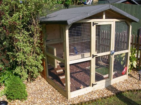 rabbit house ideas | Rabbit enclosures ??? - MCHY Forum Archive Outdoor Rabbit Run, Rabbit Shed, Diy Rabbit Hutch, Rabbit Pen, Rabbit Enclosure, Meat Rabbits, Bunny Hutch, Raising Rabbits, Rabbit Run