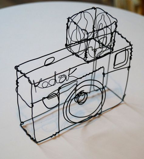 Etsy Wire sculpture of an old Kodak camera Sculptures Sur Fil, Stylo Art, 3d Drawing Pen, 3d Pen Art, Art Fil, Wire Art Sculpture, Camera Art, Art Wire, 3d Printing Pen