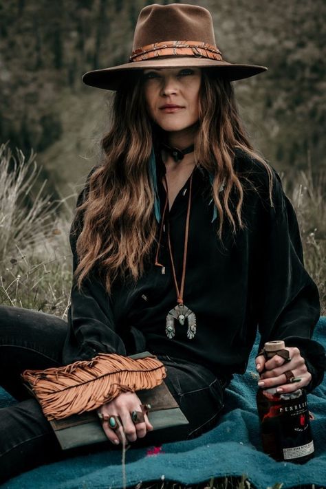 Native American Outfit Women, Womens Western Outfits Cowgirl Fashion, Western Hippie Fashion, Womens Western Outfits, Western Hat Styles, Southwestern Clothing, Gold Street Style, Southwest Fashion, Cowgirl Lifestyle