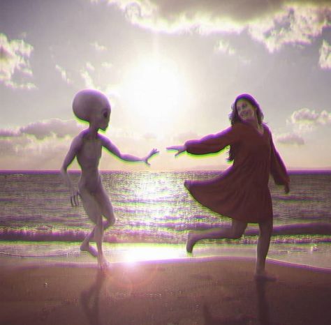 Alien / realistic photography Alien Realistic, Alien Boyfriend, Alien Couple, Alien Love, Realistic Photography, Alien Pictures, Alien Aesthetic, Girl Friendship, Alien Abduction