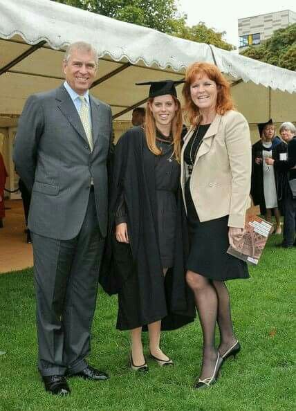 Proud Prince Andrew and Sarah Ferguson unite to watch Princess Beatrice graduate from Goldsmiths Graduation Outfits For Mothers, Sarah Duchess Of York, Reine Elizabeth Ii, British Royal Families, Elisabeth Ii, Sarah Ferguson, Prince Phillip, Duchess Of York, Princess Beatrice