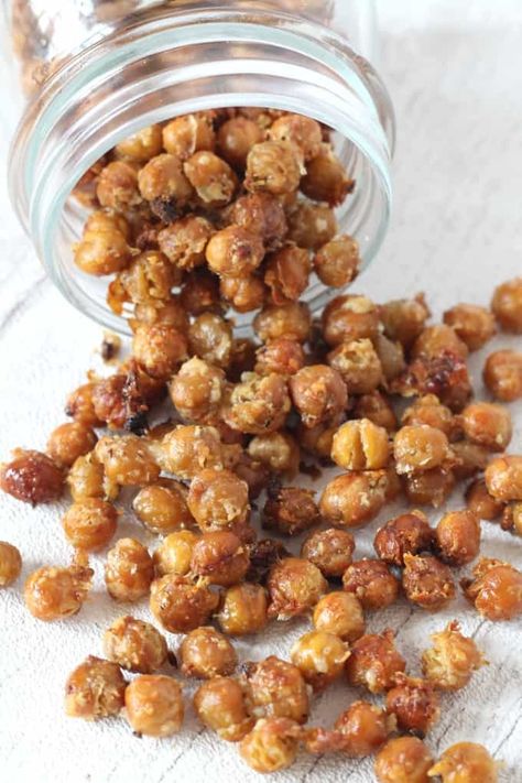 Garlic, Herb and Parmesan Roasted Chickpeas are the perfect healthy vegan snack for the whole family! #healthysnacks #veganrecipes #vegansnacks #chickpeas After School Snacks For Kids, Healthy After School Snacks, Afterschool Snacks, Legumes Recipes, Easy Crockpot Recipes Healthy, School Snacks For Kids, Vegan Snack, Snacks For Kids, Unhealthy Snacks