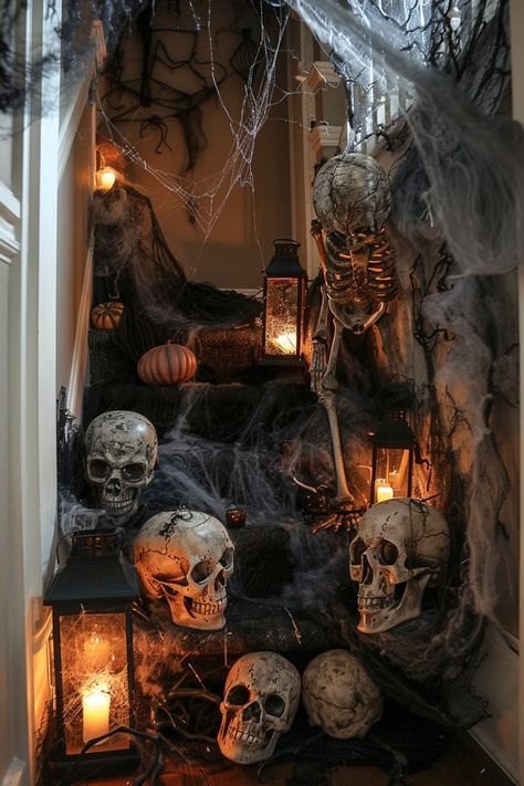 Creepy Forest Decorations, Haunted House Themes Ideas, 1920s Halloween Party, Halloween Astethic, Eerie Lighting, Dark Academia Halloween, Spooky Diy, Halloween Costumes Ideas, Halloween Decor Ideas