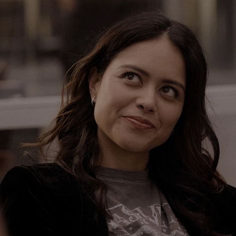 Alyssa Diaz The Rookie, Angela Lopez Detective, Angela Lopez Icon, Lopez The Rookie, The Rookie Angela, Emotionally Unavailable Women, Alyssa Diaz, Detective Outfit, Sugar Mommy