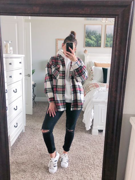 Flannel Outfits Hoodie, Flannel Outfits With Tennis Shoes, Flannel Over Hoodie Outfit Women, Hoodie With Flannel Outfit, Hoodie And Flannel Outfits, Hooded Plaid Shirt Outfit, Flannel Over Hoodie, Flannel Jacket Outfit, Winter Plaid Hooded Hoodie