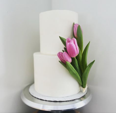 Tulip Cake Decoration, Cake With Tulips Flower, Tulips Birthday Party Decoration, Tulip Themed Birthday Party, Wedding Cake With Tulips, Wedding Cake Tulips, Tulip Cake Ideas, Tulip Wedding Cake, Cake With Tulips