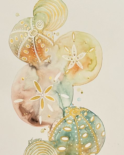 I decided to paint another fun watercolor sea urchin and sand dollar doodle piece! I’m in love with these colors!! 🤩 The earthy tones add a warm, serene vibe that contrasts beautifully with the ocean blues I usually work with. This piece on mineral paper has a special glow when the light hits the gold accents. Available! DM for purchasing info #SeaUrchinArt #CoastalVibes #WatercolorArt #WarmTones #GoldAccents #OceanInspired #UnderwaterArt #MineralPaper #MarineLifeArt #amymerel_art #Beac... Sand Dollar Painting, Mineral Paper, Dollar Painting, Sea Urchins Art, Marine Life Art, Fun Watercolor, Coral Art, Seashell Painting, Underwater Art