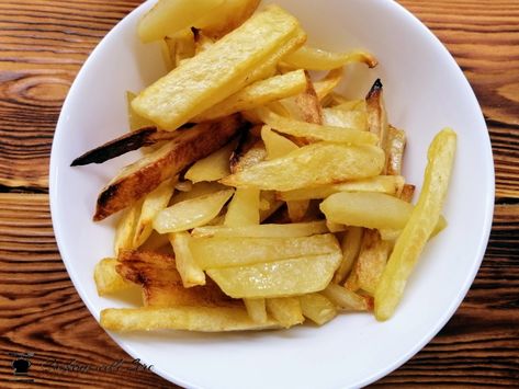 Patate stick al forno (croccanti come fritte ma più leggere) Panini Hamburger, Apple Pie, Snack Recipes, Pie, Chips, Dessert, Snacks