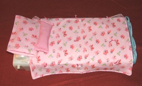 A great idea for a child’s sewing project is a Barbie doll blanket. These take very little in the way of fabric or time, they are easy, and you can have your little girl help you make it. These can be made from almost any print, even a... Barbie Blankets Diy, Barbie Bedding Set Diy, Barbie Blankets And Pillows, Doll Blankets To Sew, Barbie Sleeping, Barbie Bedding, Doll Blankets, Sleeping Bag Pattern, Barbie Home