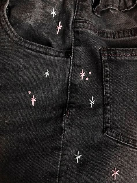 Black Jeans Embroidery Diy, Embroidered Jeans Stars, Things To Sew On Jeans, How To Sew Stars On Jeans, Embroidery On Leggings, Star Embroidered Jeans, Sewing Designs On Jeans, Jeans Pocket Embroidery Design, Pant Embroidery Ideas