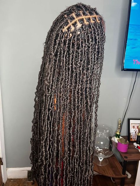 Knotless Distressed Locs #tiktok #locstyles #locstylesforwomen #blackgirlshairstyles #distressedlocs #knotlessboxbraids #knotless Knotless Dreads, Distress Locs, Knotless Locs, Distressed Locs, Locs, Cute Hairstyles, Hair Inspiration, Dreadlocks, Braids