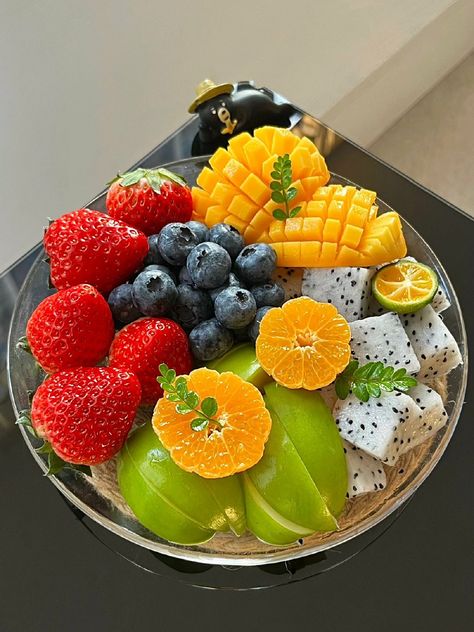 Raw Food Cleanse, Kue Macaroon, Healthy Eating Meal Plan, Fruit Platter Designs, Grazing Board, Healthy Food Menu, Goals Motivation, Healthy Groceries, Raw Food Diet