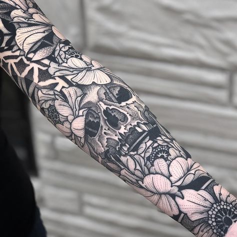 Jayce Wallingford 🎯 on Instagram: “About done with Sams sleeve just a few more details! Swipe 👉 to see more.” Flower Arm Sleeve Tattoo, Mangas Tattoo, Manga Tattoo, Forearm Sleeve Tattoos, Floral Tattoo Sleeve, Japanese Sleeve Tattoos, Full Sleeve Tattoos, Full Sleeve Tattoo, Tattoo Cover