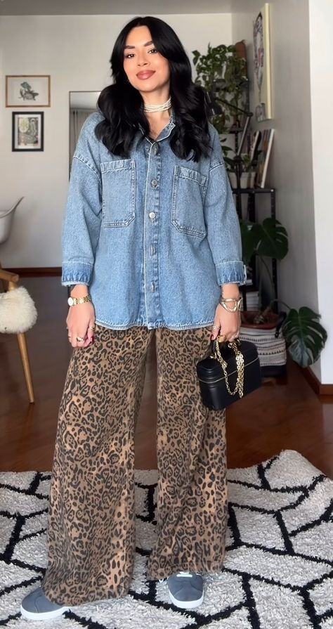 Cheetah Barrel Jeans Outfit, Outfits With Cheetah Print Pants, Leopard Top Outfit Ideas, Wide Leg Leopard Pants Outfit, Texas Outfits Fall, Animal Print Jacket Outfit, Leopard Print Jeans Outfit, Millenial Outfit Updates, Cheetah Pants Outfit