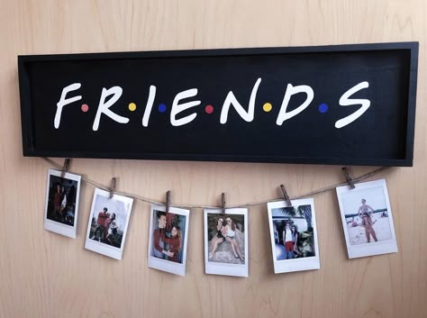 Polaroid Wall Decor, Polaroid Display, Polaroid Diy, Polaroid Wall, Idee Cricut, Friends Diy, Cadeau Photo, Friends Tv Show, Cute Room Decor