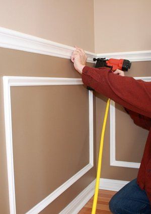 nailing Install Chair Rail, Kitchen Wall Decorations, Zimmer Diy, Chair Rail Molding, Diy Wainscoting, Chair Rail, Wall Molding, Home Repairs, Bedroom Chair